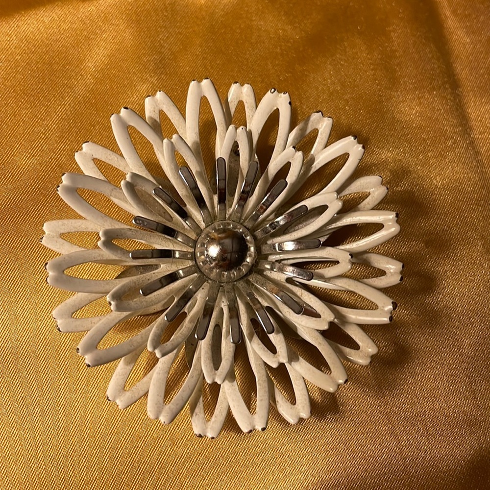 Sarah Coventry white enameled & silver colored flower pin & necklace combo